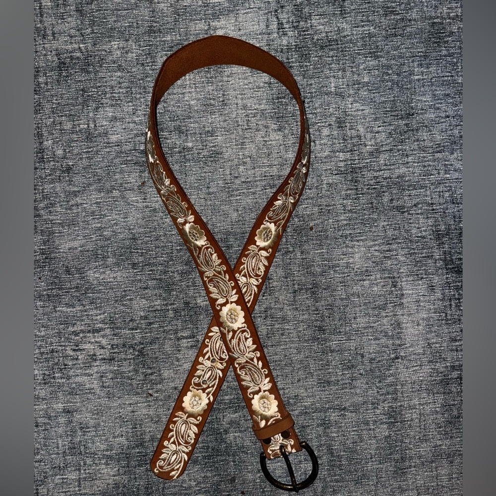 This a Lucky Brand Brown Leather Belt, size medium.